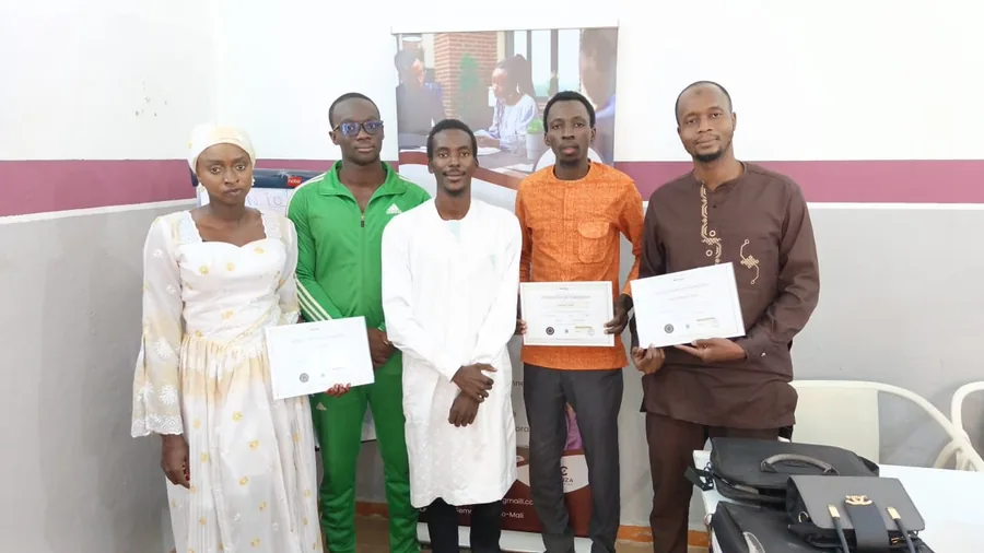 Groupe de participants réunis avec leurs attestations de formation Nexovia à l'issue de la session.