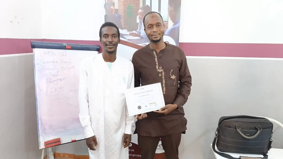 Deux participants présentent leur attestation devant le tableau de la session (n8n, Google Sheets, Telegram).