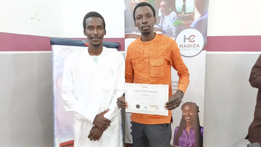 Un participant reçoit son attestation de formation Nexovia en fin de session.